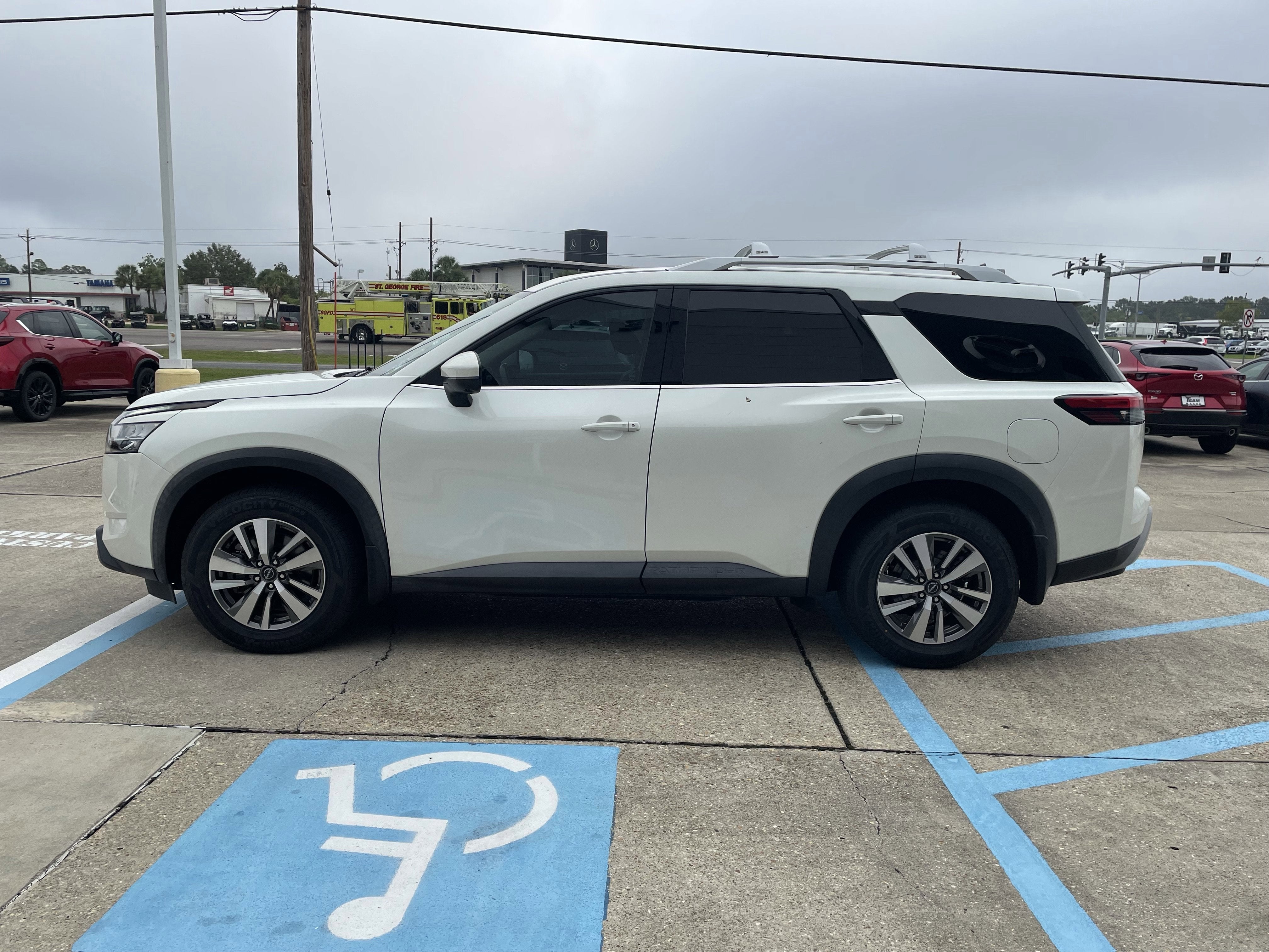 2022 Nissan Pathfinder SL